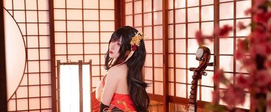 辣妹coser@Rioko凉凉子演绎《碧蓝航线》大凤，火爆身材引粉丝疯狂！