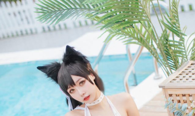 Momoko葵葵 cos 《碧蓝航线》爱宕，泳池边的性感女神！