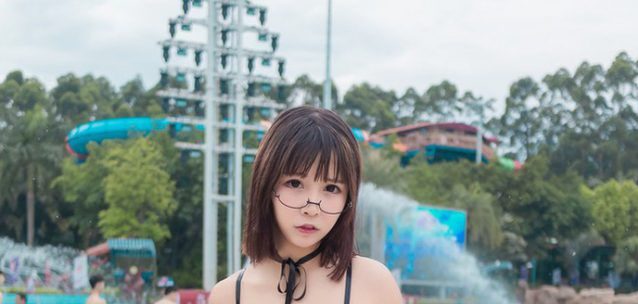 coser@抱走莫子a 性感泳装现身“长隆水上狂欢节”，