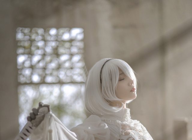 镜酱《尼尔：机械纪元》2B婚纱版COSPLAY，性感爆棚！