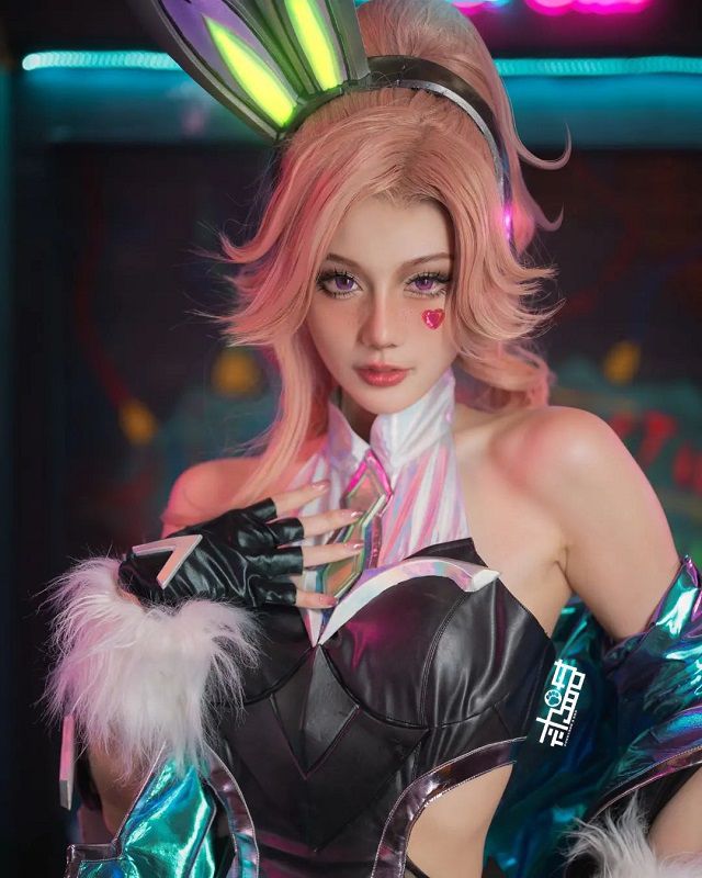 如月灰cos《英雄联盟》“兔指挥官”厄运小姐