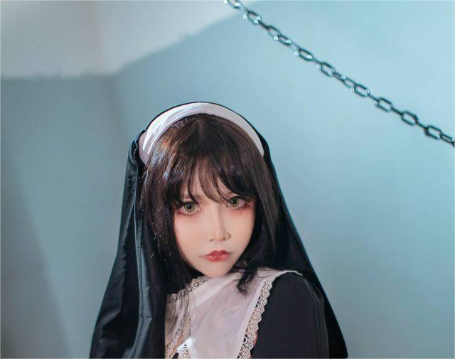 COSPLAY新风尚：抱走莫子acos火辣修女