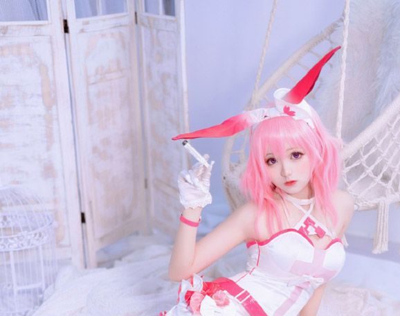 湾湾不弯cosplay《崩坏3》八重樱护士，美丽可爱