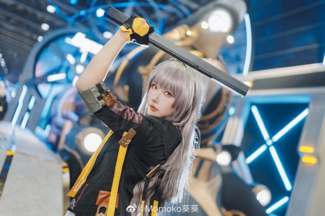Momoko葵葵cos《崩坏：星穹铁道》开拓者·星，太惊艳了