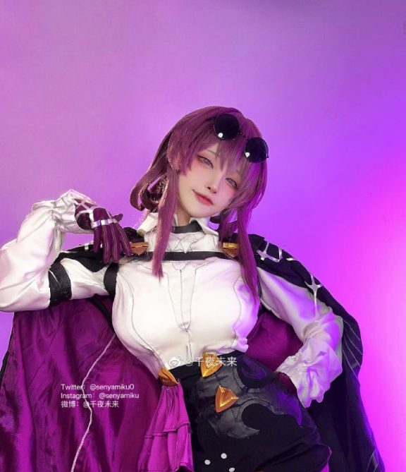 千夜未来cos《崩坏：星穹铁道》卡芙卡作品，性感杀手让人眼前一亮