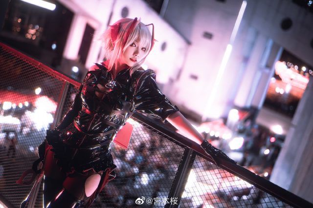 宮本桜cos《明日方舟》W，酷帅性感