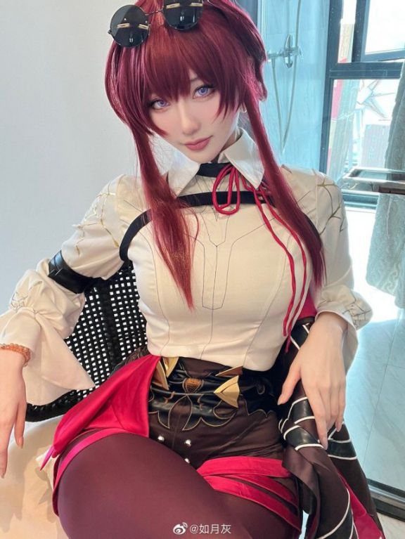 如月灰cos卡芙卡作品鉴赏，性感帅气挪不开眼
