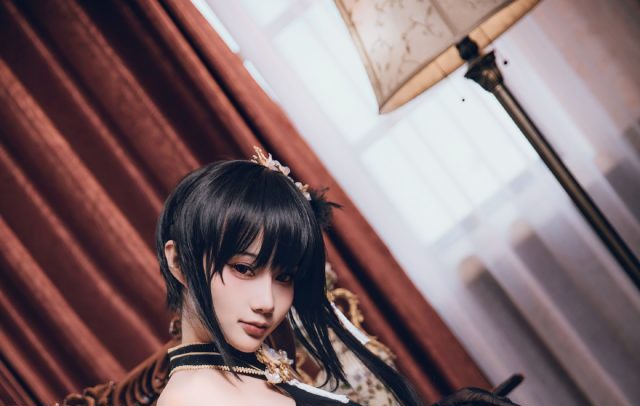 如月灰cos《碧蓝航线》镇海，性感美到爆