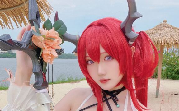 瓜希酱cos《明日方舟》史尔特尔，性感迷人神秘又酷炫