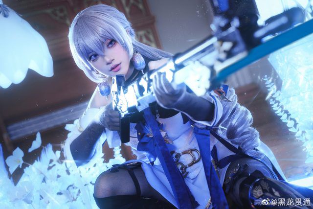 黑龙贯通cos布洛妮娅，银鬃铁卫统领英姿飒爽
