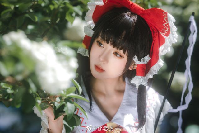 修老虎cos《东方Project》博丽灵梦，可爱的花海精灵