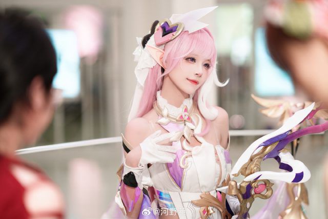 河野華cos《崩坏3》爱莉希雅，萌力惊艳