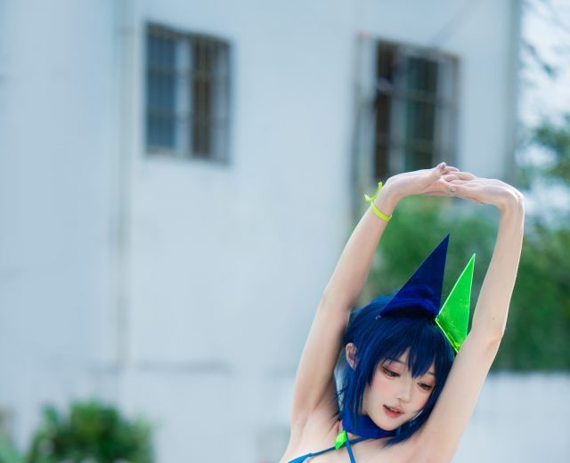 阿包也是兔娘cos花园碧蓝航线，性感泳装绚丽多彩让人眼前一亮