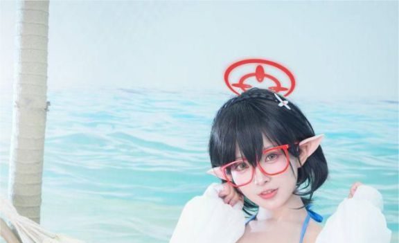肃雨雨雨cos《蔚蓝档案》绫音，夏日泳装简直就是绫音本人