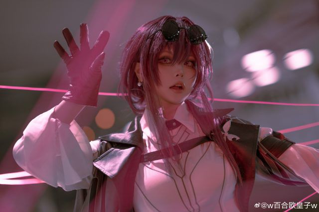 w百合欧皇子w cos卡芙卡,简直美到爆炸!